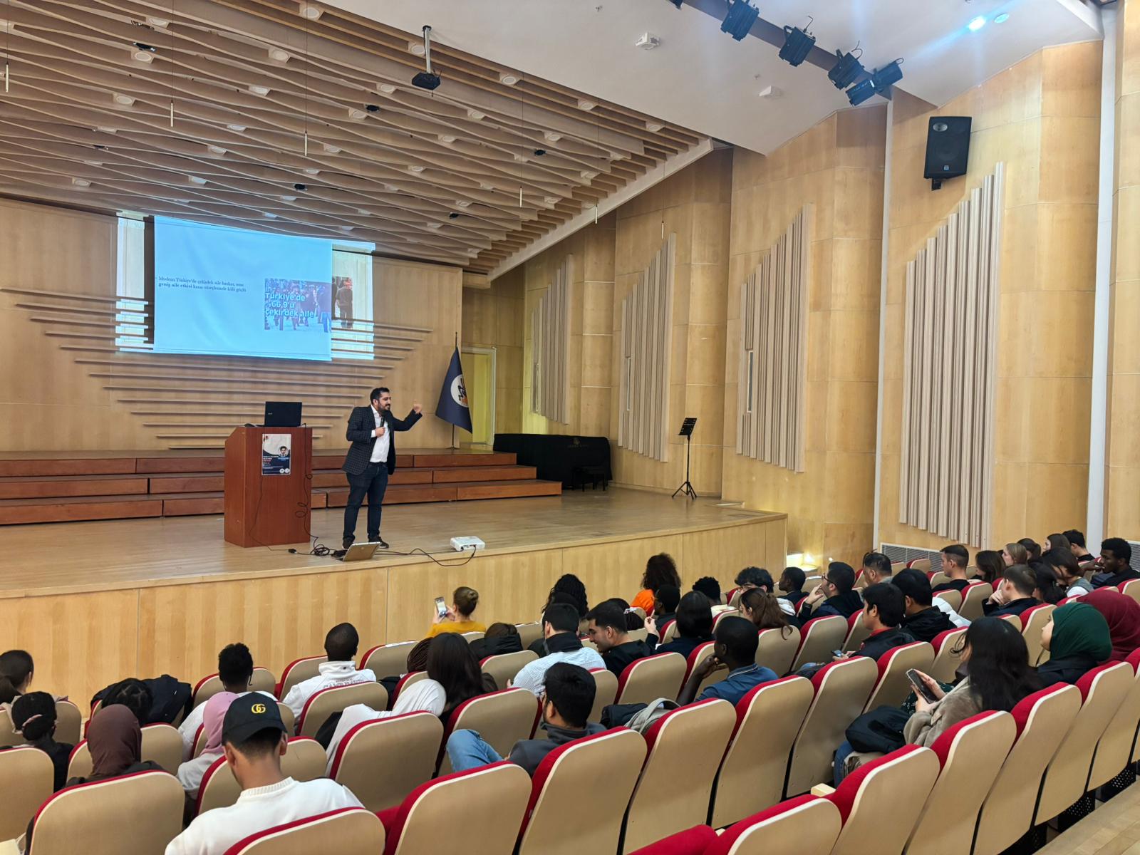 2025 Aile Yılı Etkinlikleri Kapsamında Mersin Üniversitesi TUAM ve YÖRMER İş Birliğinde Dr. Öğr. Üyesi Bilal ÖZEL’in Katılımıyla, “Türkiye’de Aile Kurumu, Aile ve Hukuk” Adlı Konferans Düzenlendi